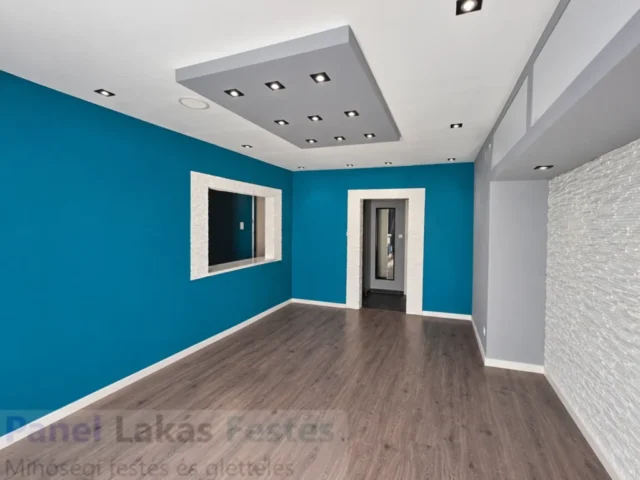 Kék-szürke dekorfal modern nappaliban Kék-szürke dekorációs fal modern nappaliban hangulatos világítással