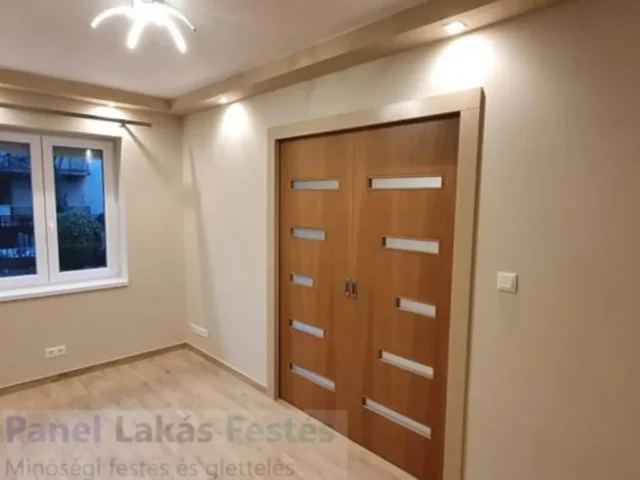 Hálószoba festés gletteléssel és álmennyezeti világítással Hálószoba falfestés és glettelés világos falakkal, álmennyezeti kialakítással és beépített spotvilágítással