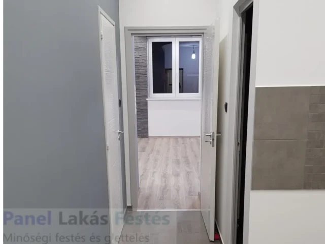 Folyosó glettelés és szobafestés fehér-szürke falakkal Felújított folyosó simára glettelt és festett fehér-szürke falakkal, igényes szobafestési kivitelezéssel
