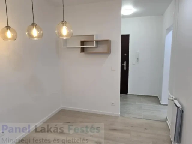 Modern étkező festés és lakásfelújítás Modern étkező festés lakásfelújítás után, világos falakkal és fa hatású padlóval