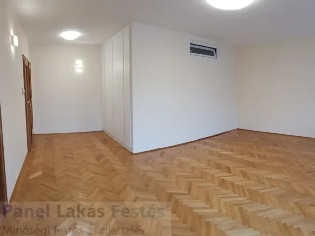 Szobafestés és glettelés fehér falakkal Felújított szoba simára glettelt és fehérre festett falakkal, mennyezetfestéssel és igényesen kialakított falfelületekkel