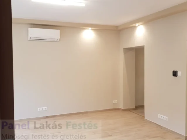 Szobafestés és glettelés bézs falakkal és álmennyezettel Felújított szoba simára glettelt és bézsre festett falakkal, spotvilágításos álmennyezettel és igényes festett felületekkel