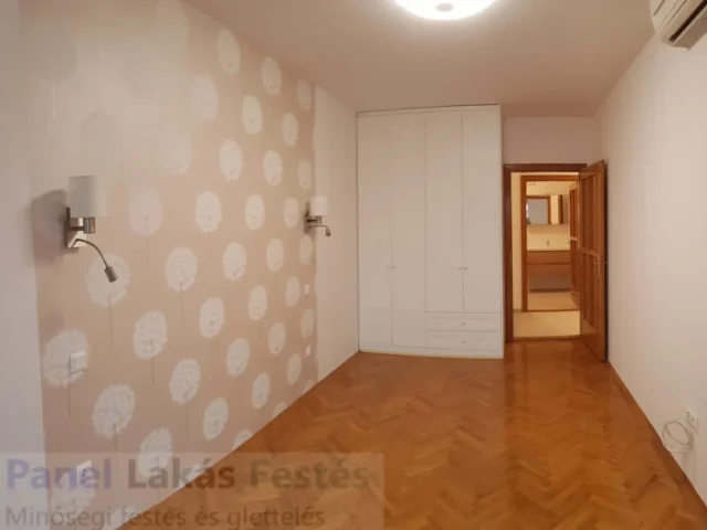 Szobafestés és glettelés dekoratív fallal Felújított szoba simára glettelt és fehérre festett falakkal, dekoratív mintás falfelülettel