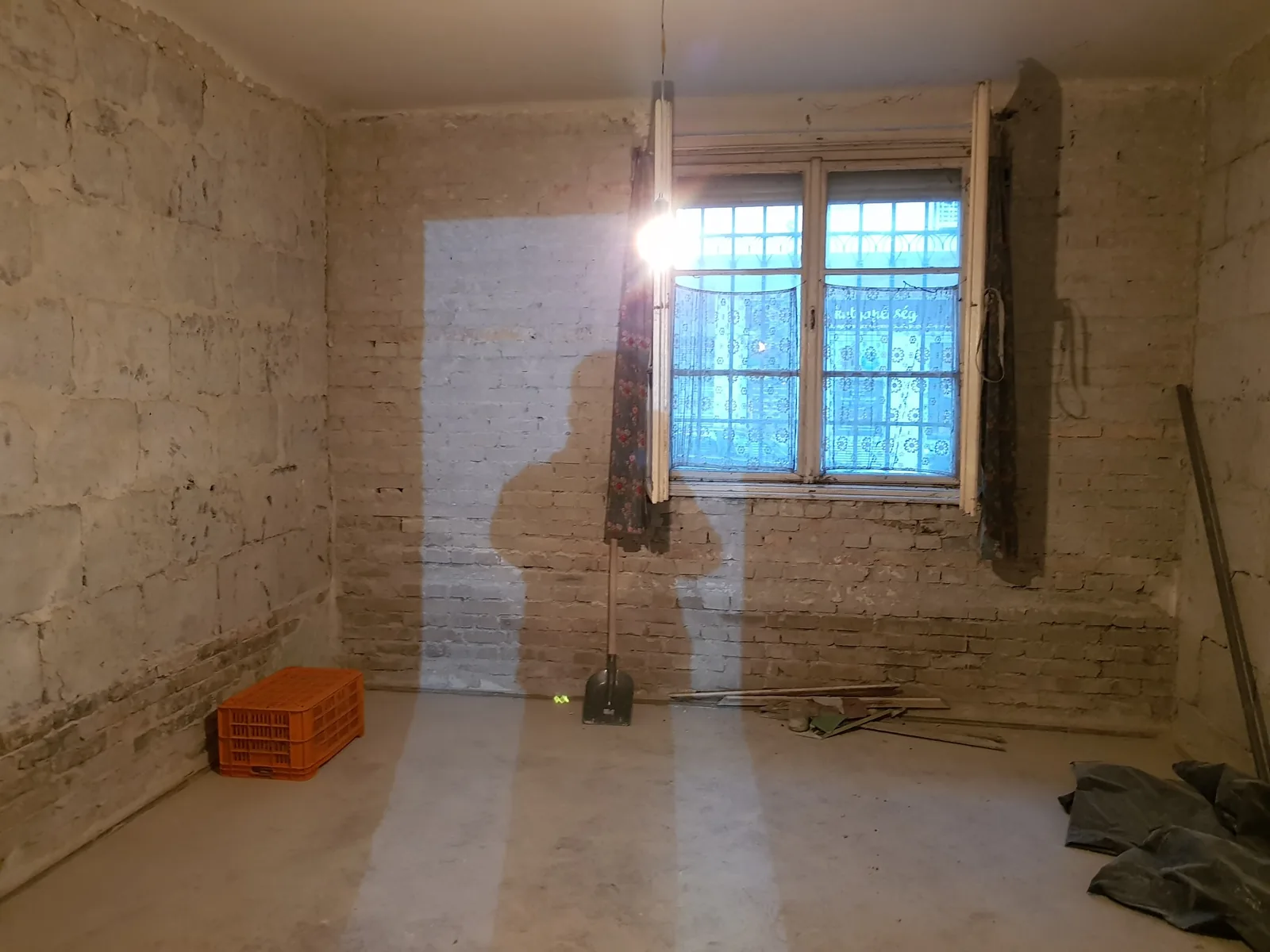 Szoba felújítás előtt, vakolat nélküli téglafalakkal